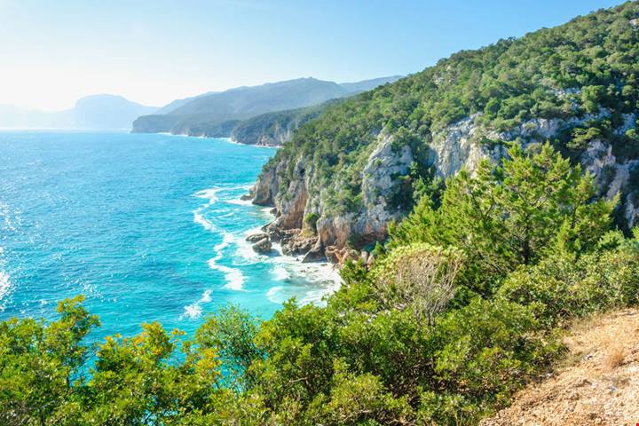 Con oltre 1800 chilometri di costa è una vera isola da record: qui c'è la spiaggia più lunga d'Italia, quella più bella del mondo e più di 300 spiagge di sabbia bianca