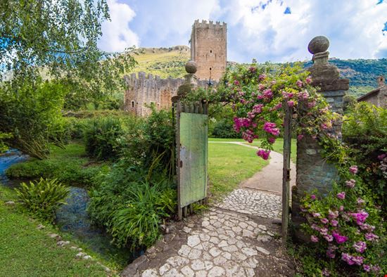 Sermoneta Oasi di Ninfa ValerioMei / Shutterstock.com 