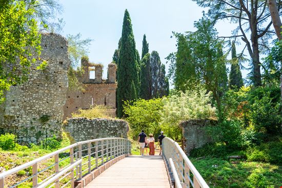 Sermoneta Oasi di Ninfa Alessandro Tortora / Shutterstock.com 