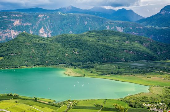 Lago di Caldaro Lago di Caldaro lorenza62 - Shutterstock.com 
