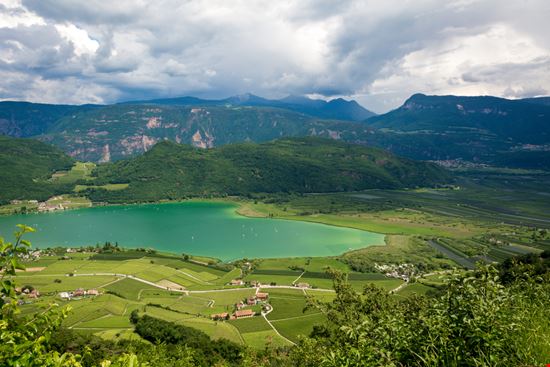 Lago di Caldaro Lago di Caldaro lorenza62 - Shutterstock.com 