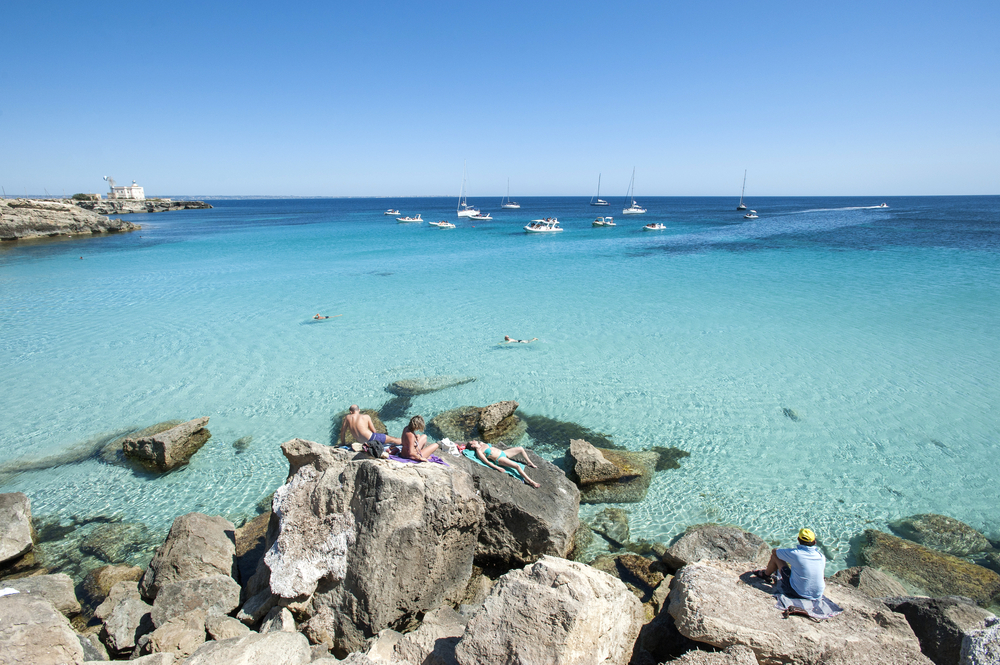 È la spiaggia più azzurra dell’isola: il colore dell'acqua è irreale e il suo nome è tutto un programma