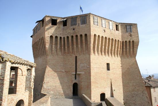 Mondavio La Rocca 3DF mediaStudio - Shutterstock.com 