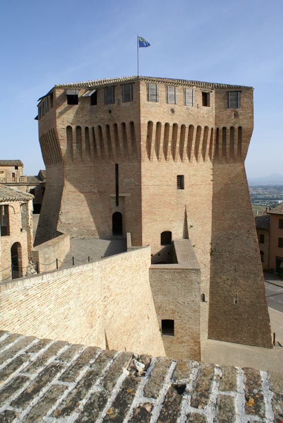 Mondavio La Rocca 3DF mediaStudio - Shutterstock.com 