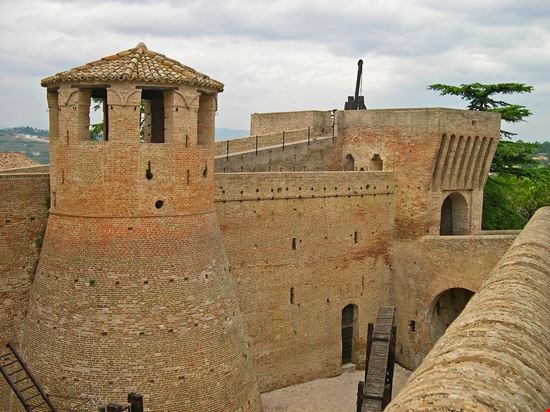 Mondavio La Rocca claudio zaccherini / Shutterstock.com 
