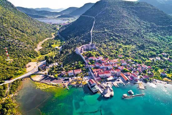 Le mura di Ston Le mura di Ston xbrchx - Shutterstock.com 