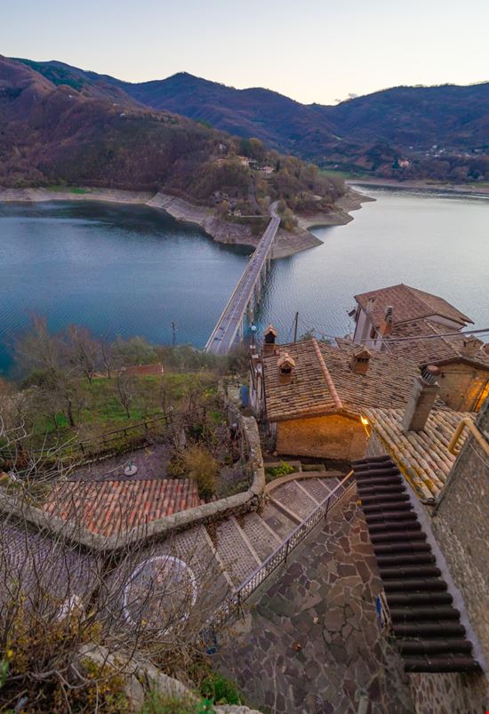 Lago del Turano Lago del Turano ValerioMei - Istockphoto.com 