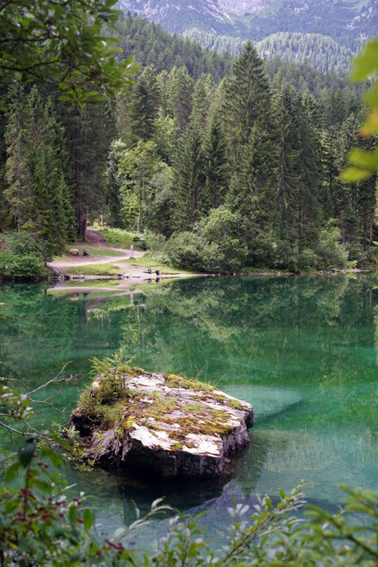 Lago di Tovel Lo specchio d'acqua tra le Dolomiti Adriano Farella 
