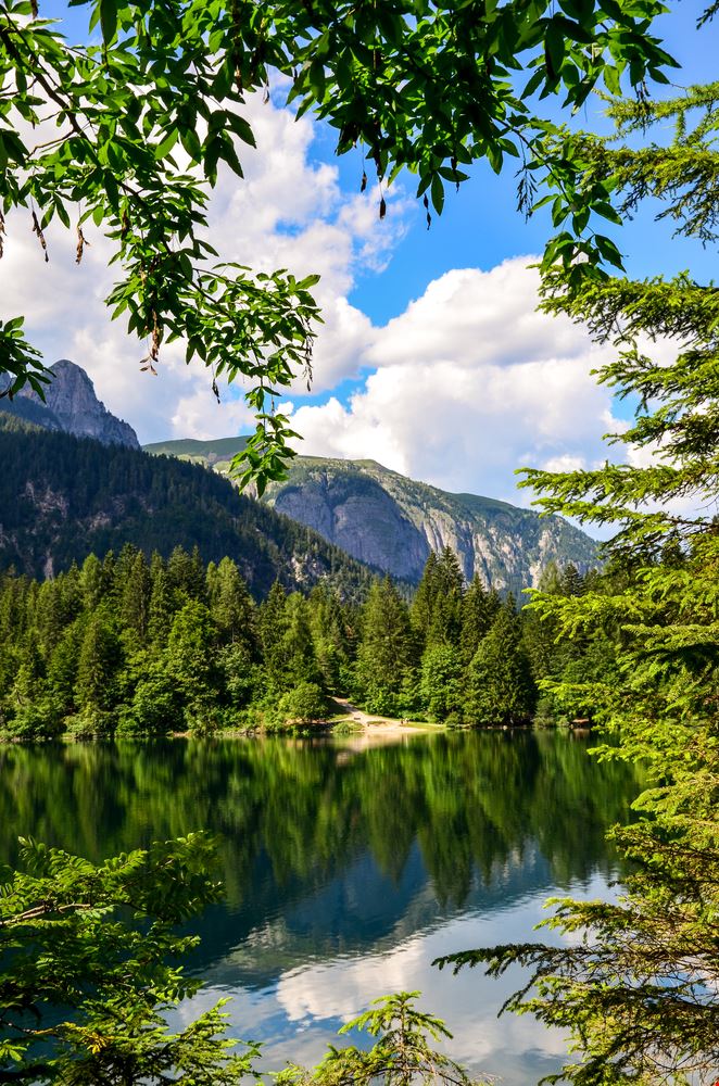 Lago di Tovel - Lo specchio d'acqua tra le Dolomiti - Idan Atlan