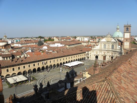 Vigevano Piazza Ducale Michele Buzzi / Shutterstock.com 
