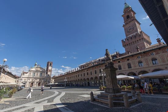 Vigevano Piazza Ducale Cesare Andrea Ferrari / Shutterstock.com 