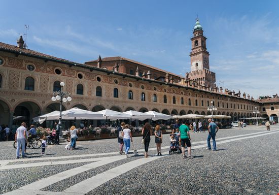 Vigevano Piazza Ducale Alexandre Rotenberg / Shutterstock.com 