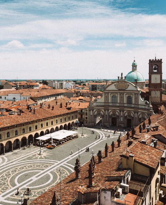 Vigevano Piazza Ducale Alexandre Rotenberg / Shutterstock.com 