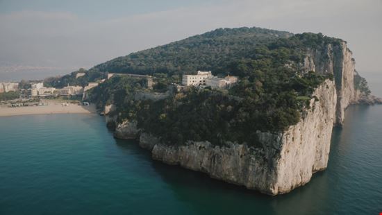 Gaeta Montagna Spaccata Novikov Aleksey - Shutterstock.com 