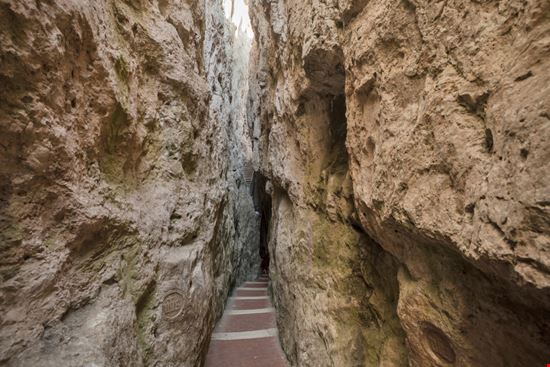 Gaeta Montagna Spaccata Mauro La Rosa - Shutterstock.com 