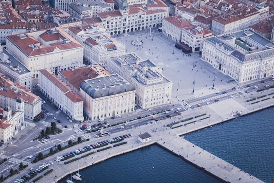 Trieste Piazza Unità d'Italia KyoZ - Shutterstock.com 
