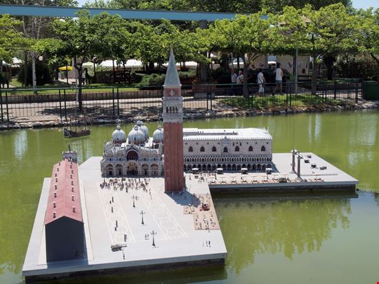 Italia in Miniatura Italia in Miniatura Gaia Conventi / Shutterstock.com 