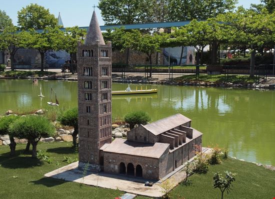 Italia in Miniatura Italia in Miniatura Gaia Conventi / Shutterstock.com 
