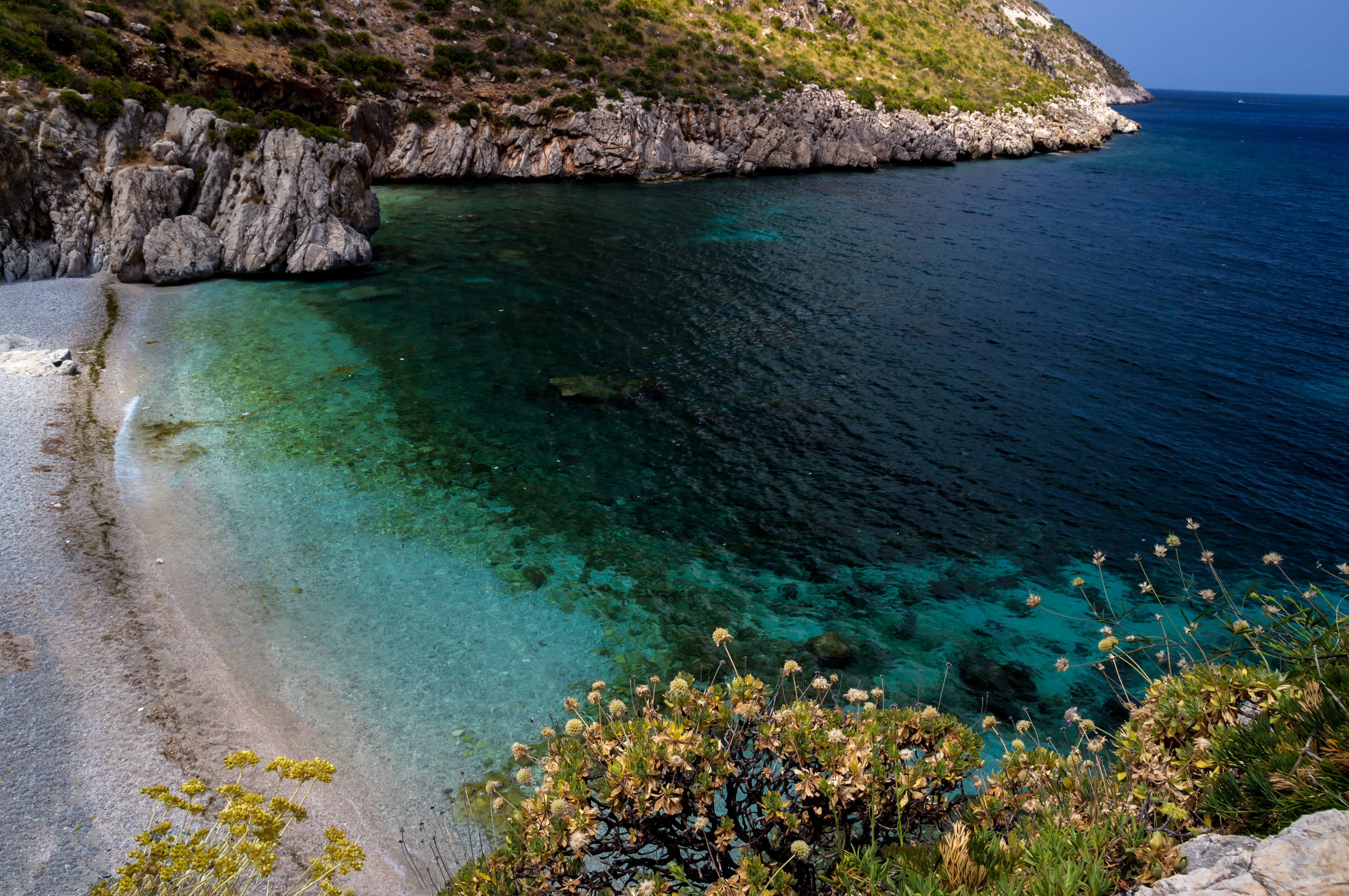 Dalla spiaggia-cratere alla scalinata bianca sul mare: sono queste le 10 spiagge da non perdere quest'estate in Sicilia