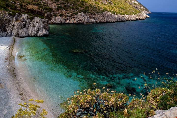 Dalla spiaggia-cratere alla scalinata bianca sul mare: sono queste le 10 spiagge da non perdere quest'estate in Sicilia