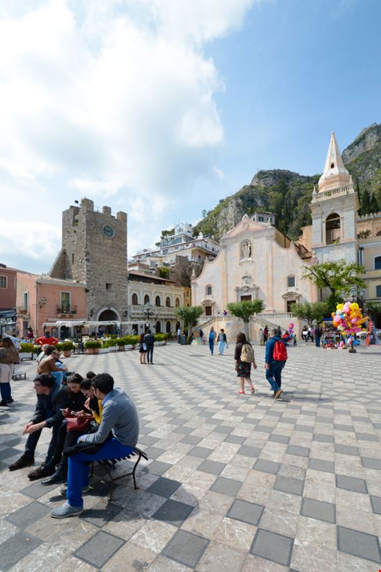 Piazza IX Aprile Piazza IX Aprile Kelvin Atkins / Shutterstock.com 