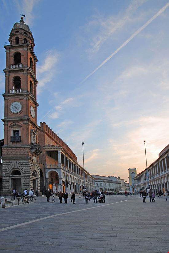 Piazza del Popolo Piazza del Popolo claudio zaccherini / Shutterstock.com 