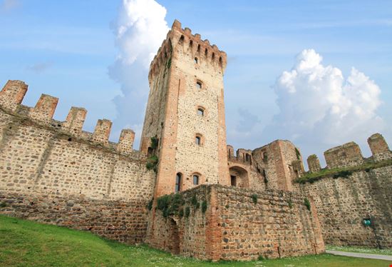 Castello Castello mary416 / Shutterstock.com 