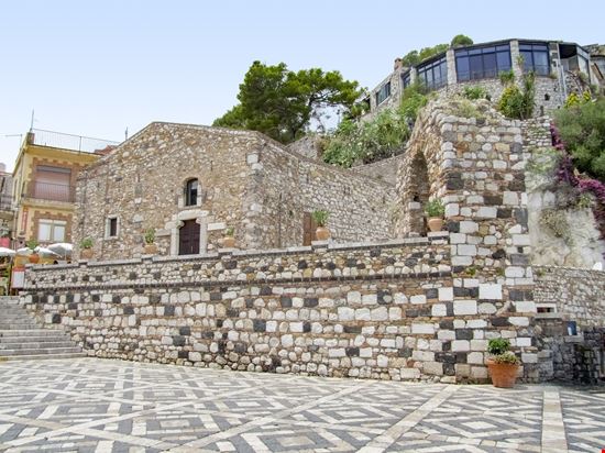 Castelmola Piazza Sant'Antonio stock.adobe.com 