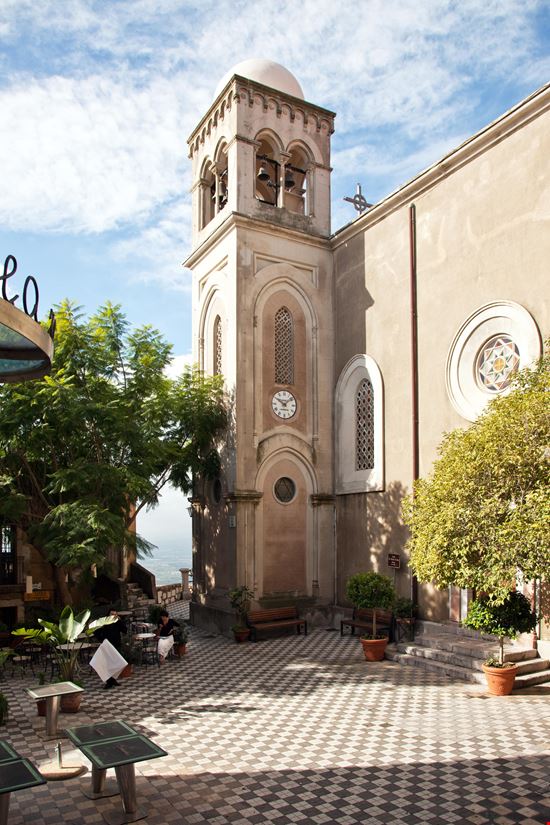 Castelmola Piazza Sant'Antonio stock.adobe.com 
