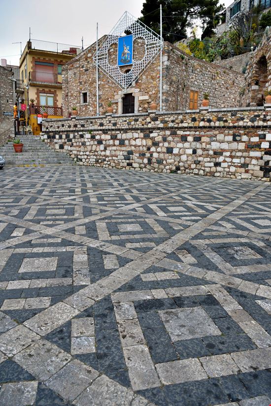 Castelmola Piazza Sant'Antonio stock.adobe.com 