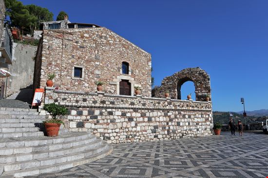 Castelmola Piazza Sant'Antonio stock.adobe.com 