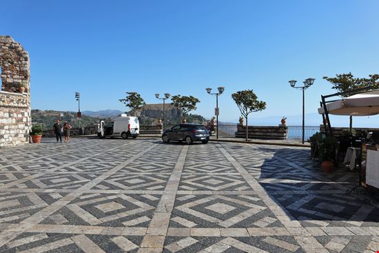 Castelmola Piazza Sant'Antonio stock.adobe.com 