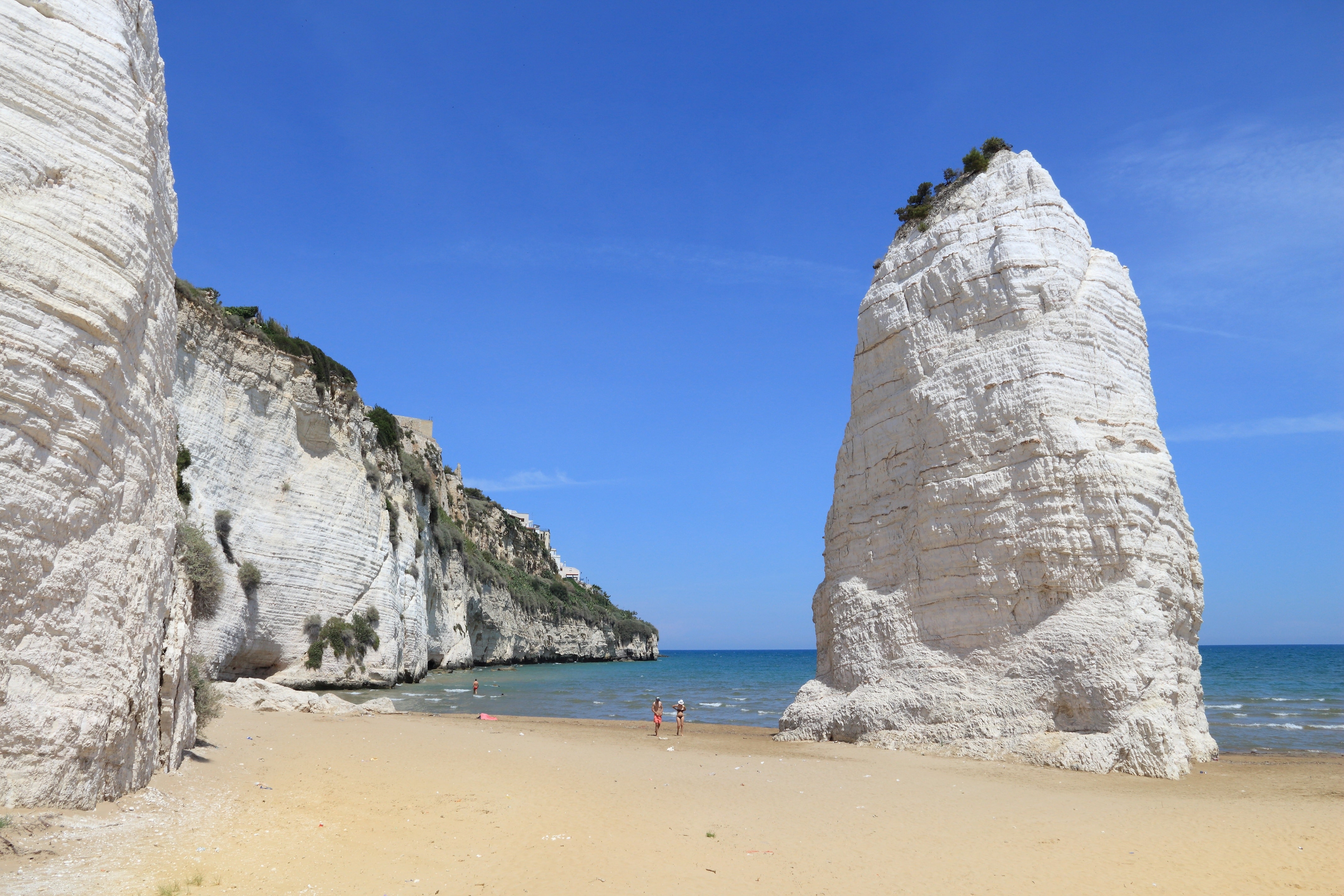 Parla d'amore e di vendetta: la spiaggia di Cristalda e Pizzomunno è la spiaggia da leggenda cantata anche da Max Gazzè