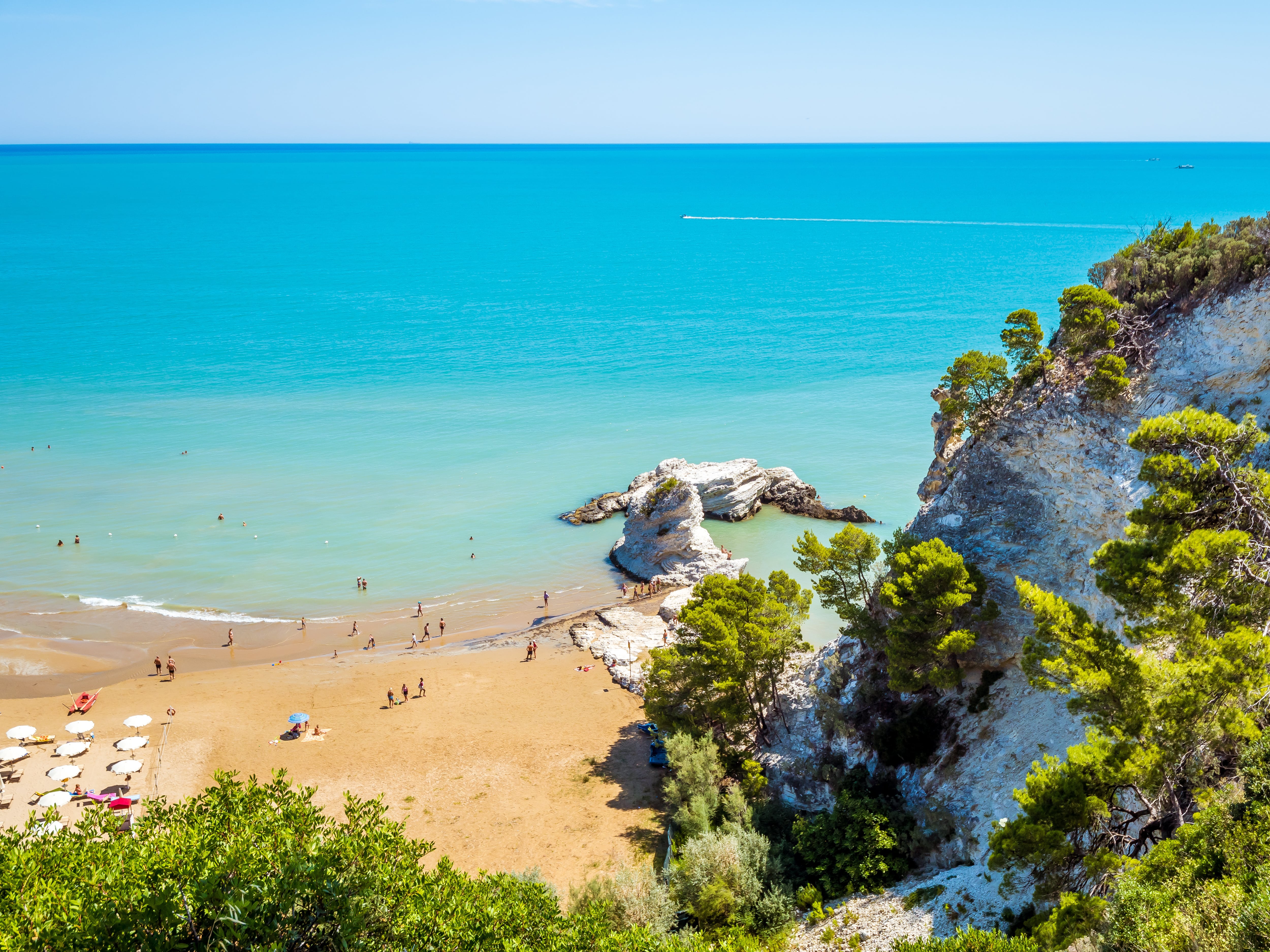 Parla d'amore e di vendetta: la spiaggia di Cristalda e Pizzomunno è la spiaggia da leggenda cantata anche da Max Gazzè