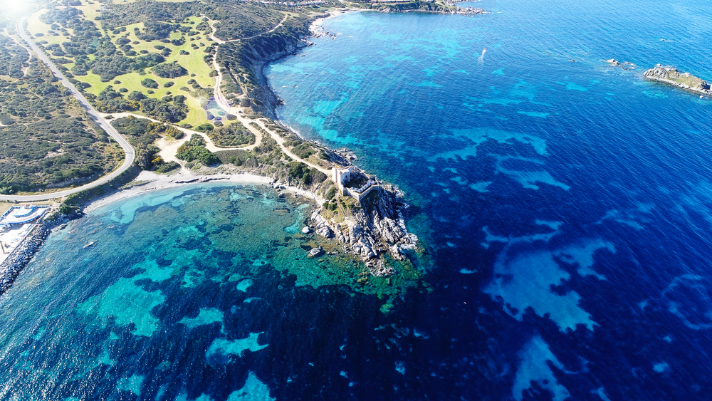 In Sardegna c'è un leggendario cammino che unisce le torri costiere alle spiagge più belle dell'isola
