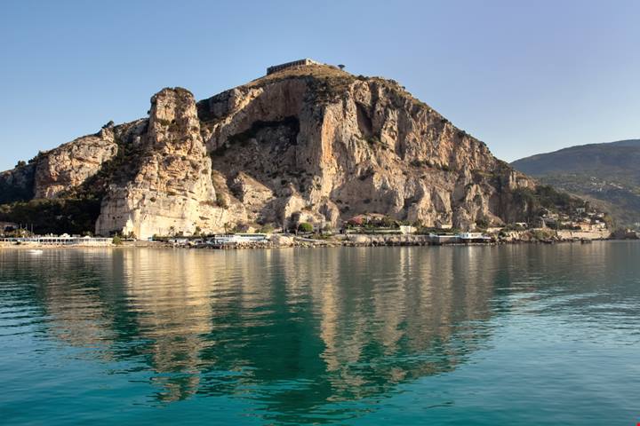 Il tempio di Giove Anxur è l'antico santuario romano che dopo secoli ancora si affaccia sul mare