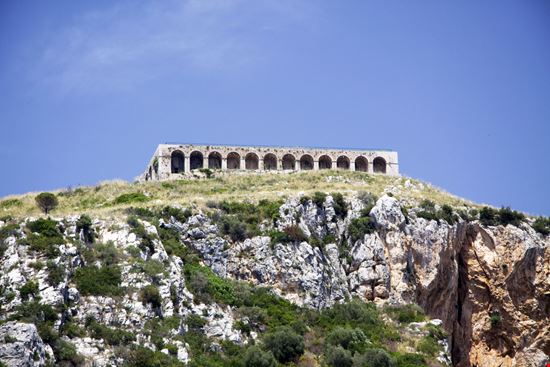 Il tempio di Giove Anxur Il tempio di Giove Anxur Käfer photo - Shutterstock.com 