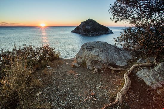 Isolotto di Bergeggi Isolotto di Bergeggi Federica Violin - Shutterstock.com 