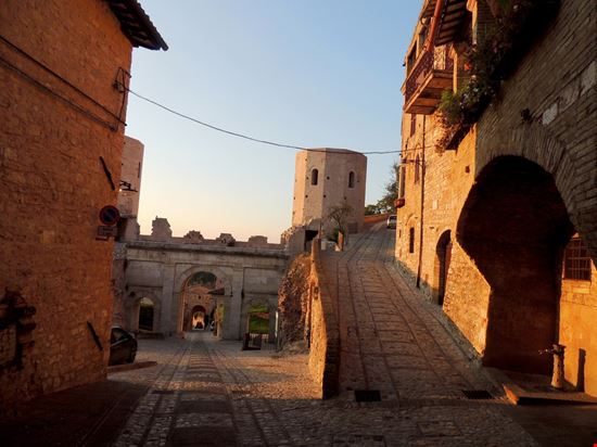 Torri di Properzio Torri di Properzio Grifone97 / Shutterstock.com 