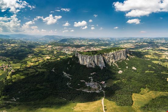 Pietra di Bismantova Pietra di Bismantova Alessandro Visigalli - Shutterstock.com 