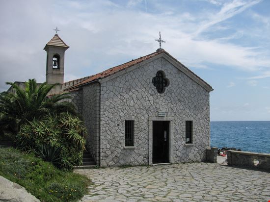 Chiesa di Sant'Ampelio Viste della chiesa Underawesternsky - Shutterstock.com 