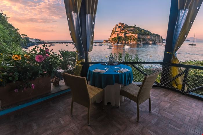 Castello Aragonese - Il Castello Aragonese - esherez - Shutterstock.com