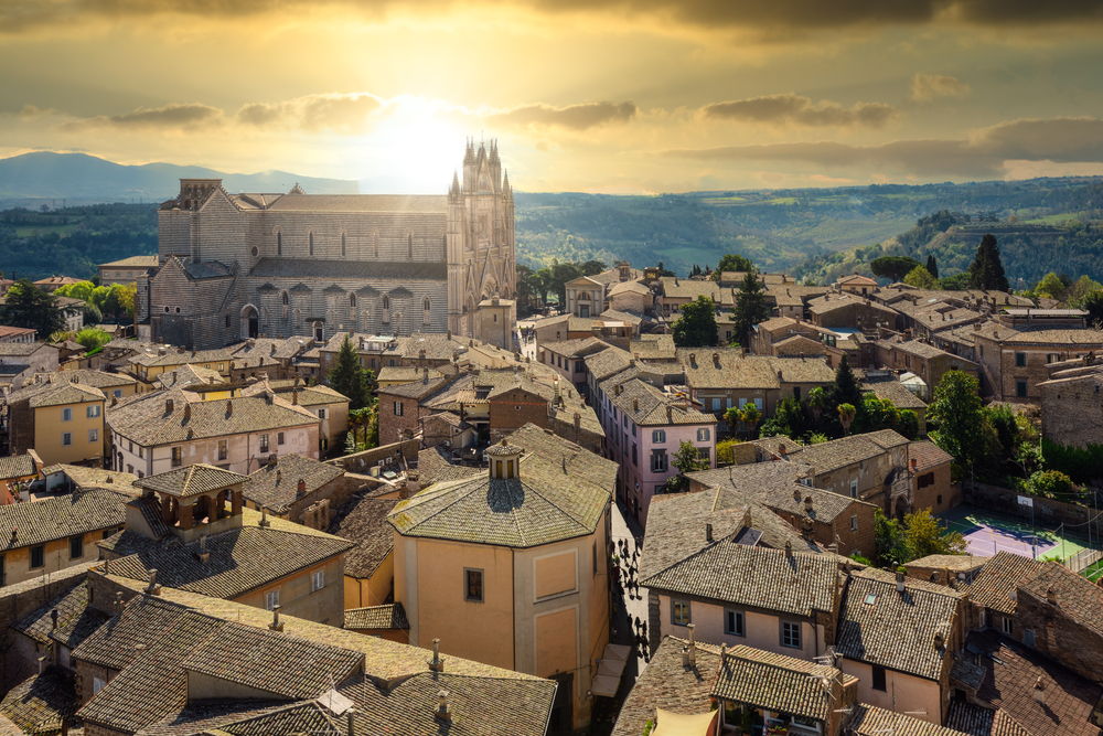 All'esterno colpisce per la sua imponenza, all'interno custodisce un tesoro: il duomo della città è una delle più impressionanti cattedrali d'Europa