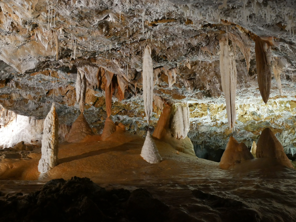 A scoprirle furono 3 ragazzini e oggi sono famose per essere le grotte più colorate d’Italia