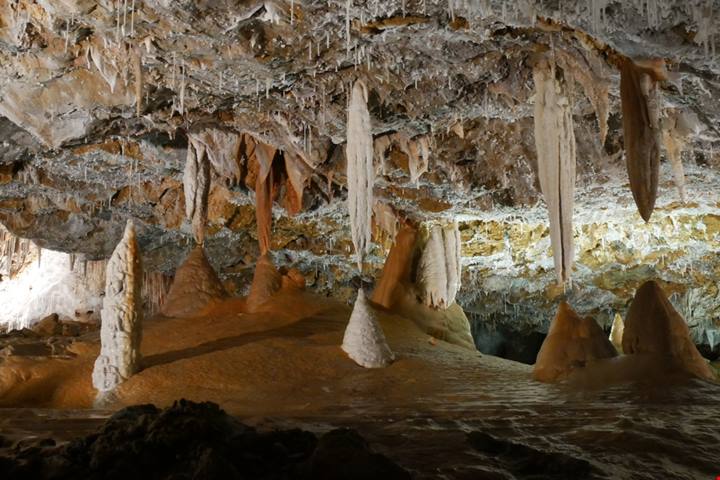 A scoprirle furono 3 ragazzini e oggi sono famose per essere le grotte più colorate d’Italia