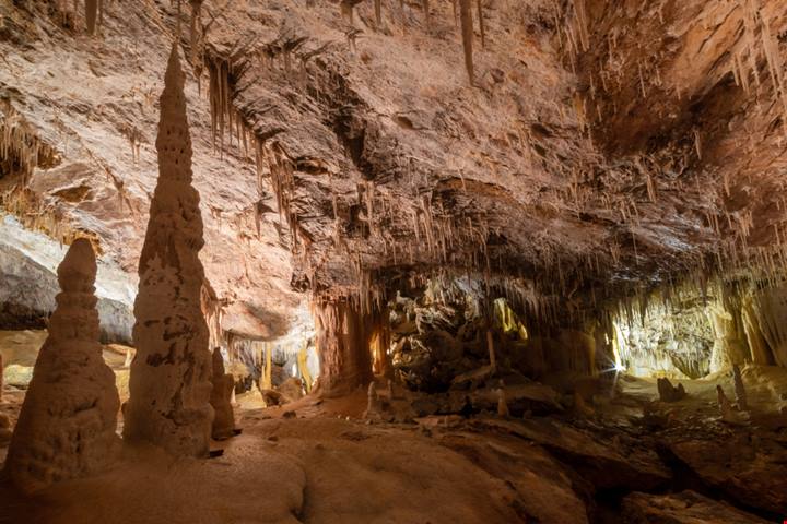 A scoprirle furono 3 ragazzini e oggi sono famose per essere le grotte più colorate d’Italia