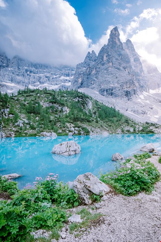 Lago di Sorapis Uno spettacolo delle Dolomiti fokke baarssen - Shutterstock.com 