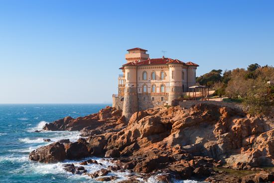 Castello del Boccale Calafuria La rocca gioiello lungo la costa livornese Barat Roland - Shutterstock.com 