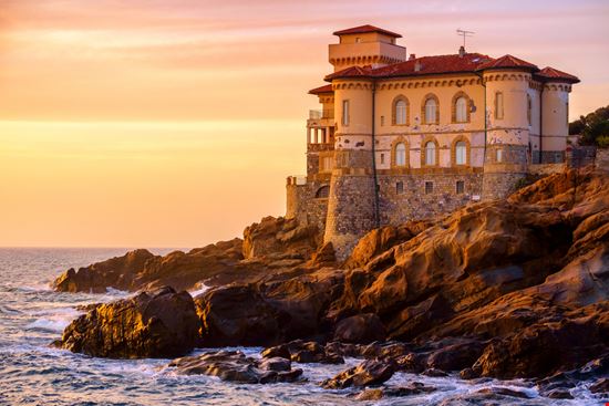 Castello del Boccale Calafuria La rocca gioiello lungo la costa livornese Marco Taliani de Marchio - Shutterstock.com 