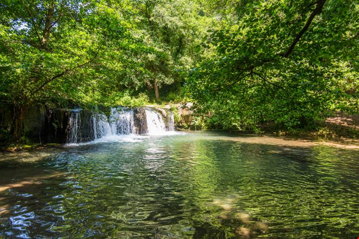 Non serve arrivare dall'altra parte del mondo per ammirare delle cascate pazzesche: ecco le 5 piccole 'Cascate del Niagara' del Lazio